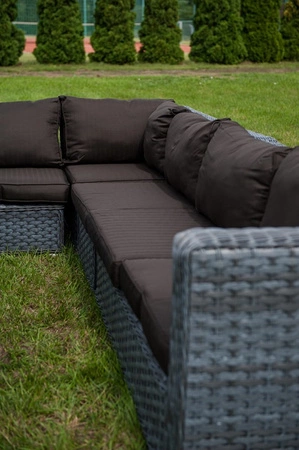 Zestaw mebli ogrodowych Maestoso szary niebanalny design modułowy narożnik ogrodowy komplet technorattanowy z dużym stołem i pufami