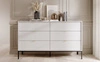 Komoda z szufladami Lovro 154 cm biała nowoczesny design zachwyci miłośników wyrazistych wnętrz ryflowane fronty metalowe uchwyty