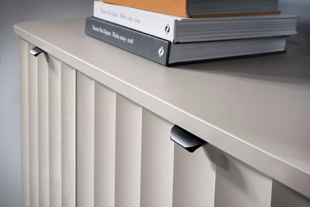 Komoda z szufladami Novado 137 cm clay grey elegancka i funkcjonalna komoda z oryginalnymi frezowanymi frontami zaokrąglony blat