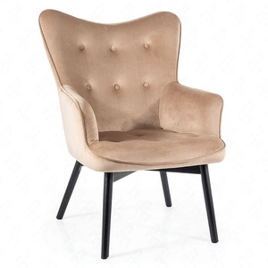 Fotel Carmen beżowy odporny na zaciągnięcia i zadrapania komfortowy podczas wypoczynku drewniane nogi