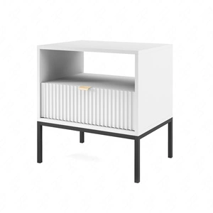 Szafka nocna z szufladą Lovro biała gustowny ryflowany dekor idealna szafka do sypialni złoty uchwyt krawędziowy