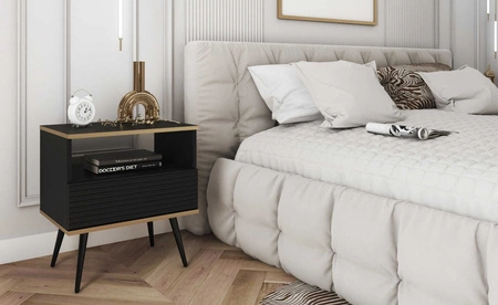 Szafka nocna z szufladą Luxury czarna elegancki design korpus zwieńczony złotą listwą szafka z ryflowanym frontem czarne wysokie nogi