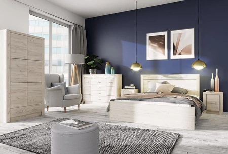 Zestaw mebli do sypialni Indiana jesion jasny wyszukana stylistyka mebli ozdobna deska na frontach oświetlona LED subtelne srebrne uchwyty