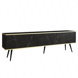 Szafka RTV Luxury 175 cm czarny marmur elegancki design korpus zwieńczony złotą listwą szafka wsparta na czarnych metalowych nogach