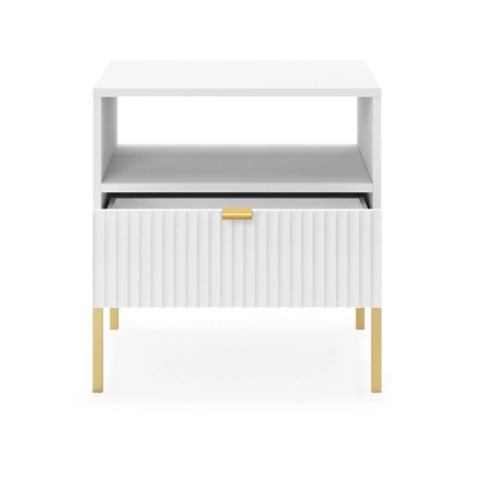 Szafka nocna z szufladą Lovro biała gustowny ryflowany dekor idealna szafka do sypialni złote metalowe dodatki