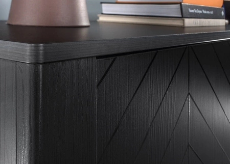 Szafka RTV Malumi 135 cm czarna nowoczesna forma szafka pod telewizor z ozdobnym wzorem jodełki na frontach wysokie nogi