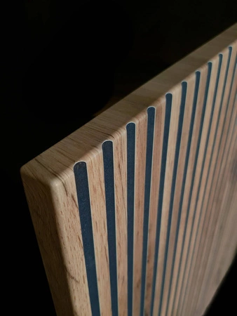 Komoda Amma 154 cm czarny / dąb wotan nietuzinkowy design przeszklony front komody z systemem push to open dekoracyjne lamele