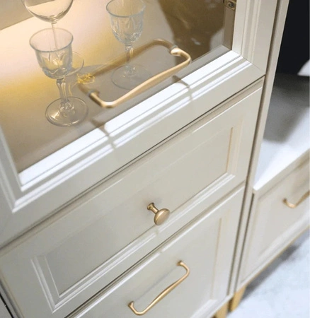 Witryna Windsor 55 cm beżowy / dąb wysoka witryna z szufladą w stylu klasycznym drewniana podstawa zapewnia stabilność