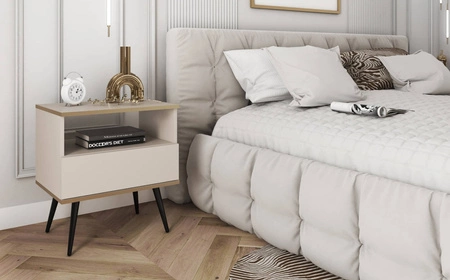 Szafka nocna z szufladą Luxury beżowa elegancki design korpus zwieńczony złotą listwą szafka wsparta na czarnych metalowych nogach