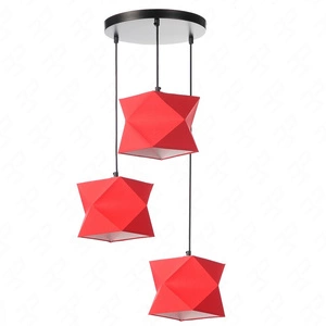 Lampa wisząca potrójna Quasar designerska lampa sufitowa do salonu lub jadalni z czerwonymi abażurami i czarną rozetą sufitową
