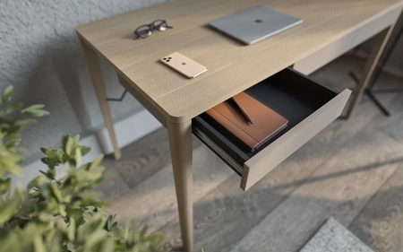 Biurko Match 139 cm dąb jasny / beżowy eleganckie biurko z szufladami i ergonomicznym blatem do domowego biura i pokoju młodzieżowego