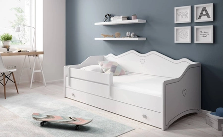 Łóżko Emily 80x160 cm białe dziecięce łóżko z materacem i barierką ochronną szare uchwyty w kształcie serca ozdobny nadruk