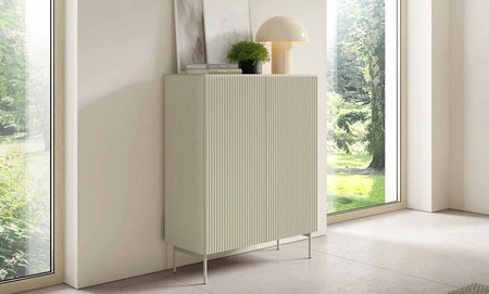 Komoda wysoka Muti 99 cm beżowa designerska komoda z efektownym ryflowaniem na frontach i korpusie system otwierania push to open