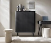 Komoda Zoya 103 cm czarna elegancki design owalny kształt bryły osadzony na czarnych metalowych nogach gustowny ryflowany front