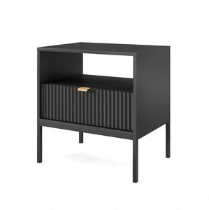 Szafka nocna z szufladą Lovro czarna gustowny ryflowany dekor idealna szafka do sypialni złoty uchwyt krawędziowy
