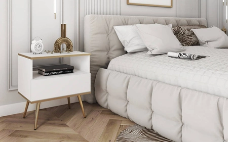 Szafka nocna z szufladą Luxury biała elegancki design korpus zwieńczony złotą listwą szafka wsparta na wysokich metalowych nogach