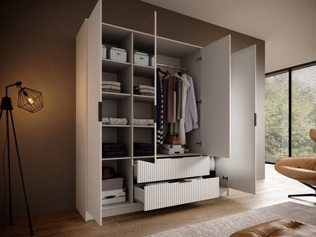 Szafa z lustrem Norel 200 cm biała stylowa szafa o nowoczesnym designie z ryflowanymi frontami i pojemnymi szufladami