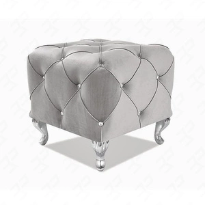 Puf Hesta 50 cm jasny szary idealny podnóżek odporny na zaciągnięcia i zadrapania pufa do siedzenia pikowane elementy z kryształkami