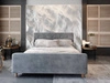 Łóżko tapicerowane Isara 180x200 jasny szary z pojemnikiem w nowoczesnym skandynawskim stylu z charakterystycznym wezgłowiem oraz z zanóżkiem