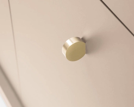 Komoda z szufladami Mono 104 cm beżowa minimalistyczny design stylowy uchwyt prosta forma wzbogacona o metalowe złote elementy