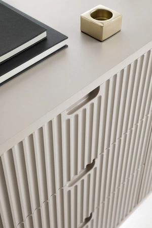 Komoda Zoya 103 cm beżowa elegancki design owalny kształt bryły osadzony na czarnych metalowych nogach gustowny ryflowany front