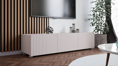 Szafka RTV Colder 150 cm beżowa z możliwością podwieszenia stylowy ryflowany front elegancka forma mebla w nowoczesnym stylu