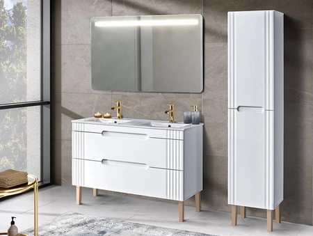 Słupek łazienkowy wiszący Fiji White 40 cm biały elegancka szafka do łazienki ozdobiona gustownym ryflowaniem stylowe frezowane uchwyty