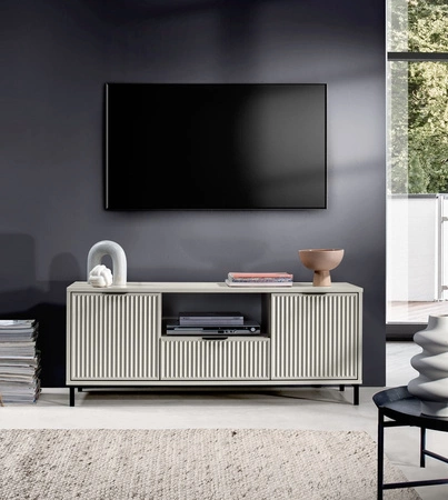 Szafka RTV Linka 135 cm beżowa nowoczesny design ciekawy wzór na frontach w postaci frezowanych ryfli metalowa podstawa