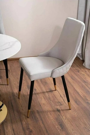 Krzesło tapicerowane Piano B I jasny szary nowoczesne oraz funkcjonalne krzesło do jadalni z metalowymi nogami z złotymi zakończeniami