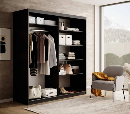 Szafa przesuwna z lustrem Delia 180 cm czarna stylowa szafa z ozdobnymi lamelami w kolorze drewna wpasuje się do każdej aranżacji