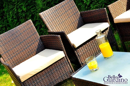 Zestaw mebli ogrodowych Comodo brązowy stylowy design gustowny komplet mebli z sofą i stolikiem do przydomowej strefy wypoczynku