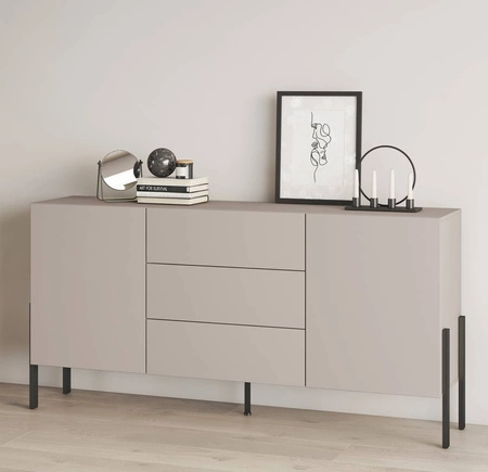 Komoda z szufladami Jukon 184 cm beżowa elegancka forma mebla w nowoczesnym stylu system otwierania push to open metalowe czarne nogi