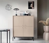 Komoda wysoka Mono 104 cm beżowa minimalistyczny design stylowy złoty uchwyt prosta forma wzbogacona o metalowe elementy