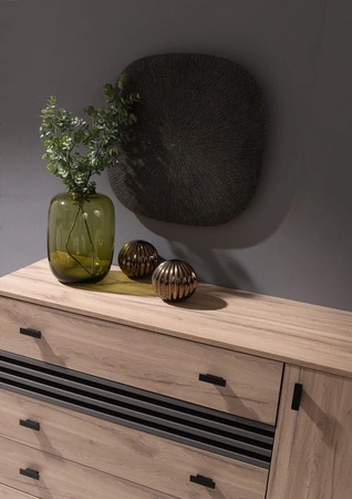 Komoda z szufladami Estan 135 cm dąb estana jasny / antracyt nowoczesny design mebla wysoka jakość wykonania obrzeża komody wykończone specjalną okleiną