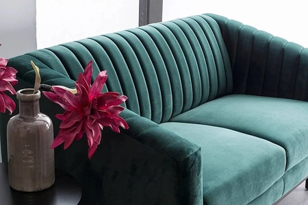 Sofa Asprey zielona prosta i stylowa sofa wpisująca się w każdą aranżację sofa z drewnianymi nogami delikatne przeszycie oparcia