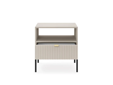 Szafka nocna z szufladą Lovro beżowy gustowny ryflowany dekor idealna szafka do sypialni złoty uchwyt krawędziowy