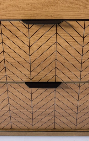 Komoda z szufladami Fonti 117 cm dąb karmel elegancka stylistyka komody czarne uchwyty krawędziowe misterne zdobienie frontów