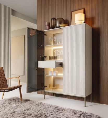 Witryna Amma 104 cm beżowa witryna z szufladą nowoczesna forma stylowe wykończenie salonu system push to open