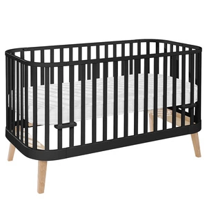 Łóżeczko niemowlęce z materacem Prince 140x70 cm czarny / sosna eleganckie łóżeczko do pokoju niemowlęcego z nutą stylu skandynawskiego