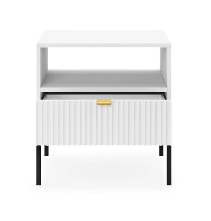 Szafka nocna z szufladą Lovro biała gustowny ryflowany dekor idealna szafka do sypialni złoty uchwyt krawędziowy