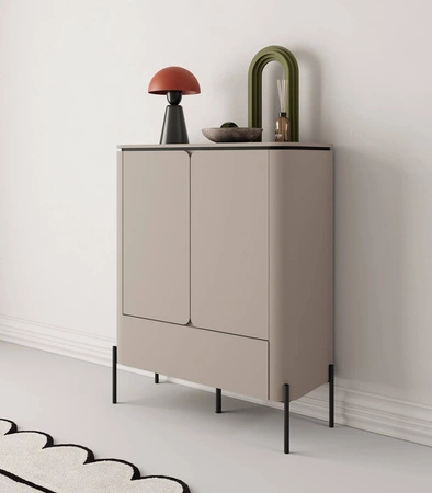 Komoda wysoka Belle 98 cm ciemny beżowy stylowa komoda o zaokrąglonym kształcie system otwierania push to open metalowe czarne nogi