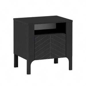 Szafka nocna Malumi czarna elegancka szafka do sypialni osadzona na wysokiej podstawie front z gustownym wzorem jodełki