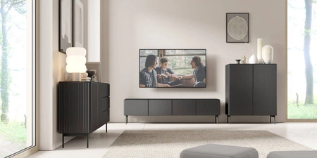 Komoda z szufladami Muti 147 cm czarna stylowa komoda z designerskim ryflowaniem wysokie nogi podkreślają elegancką stylistykę