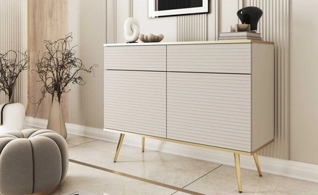 Komoda z szufladami Luxury 107 cm beżowa stylowa komoda z ryflowanymi frontami korpus zwieńczony złotą listwą złote metalowe nogi