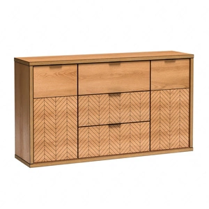 Komoda z szufladami Fonti 158 cm dąb karmel czarne uchwyty krawędziowe geometryczne kształty misterne zdobienie w postaci jodełki