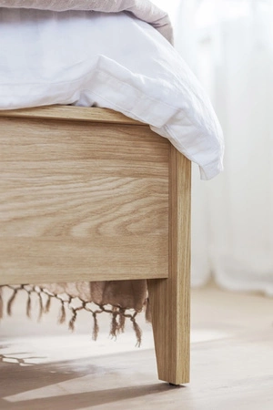 Łóżko Cozy 180x200 cm dąb olejowany wygodne łóżko do sypialni z pojemnikiem na pościel wysoki zagłówek dodaje funkcjonalności