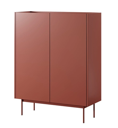 Komoda wysoka Vellore 97 cm ceglasta elegancka komoda z obniżonym blatem w dębowym odcieniu metalowe nogi bezuchwytowe fronty