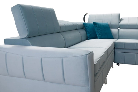 Narożnik z funkcją spania Rava VII błękitny prawostronny praktyczny i nowoczesny narożnik do salonu z regulowanymi zagłówkami