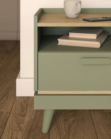 Szafka nocna Scandia zielona / dąb olejowany nowoczesny design szafki z szufladą osadzonej na wysokich nogach idealna do sypialni
