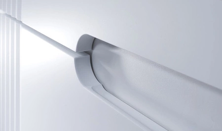 Słupek łazienkowy wiszący Fiji White 40 cm biały elegancka szafka do łazienki ozdobiona gustownym ryflowaniem stylowe frezowane uchwyty